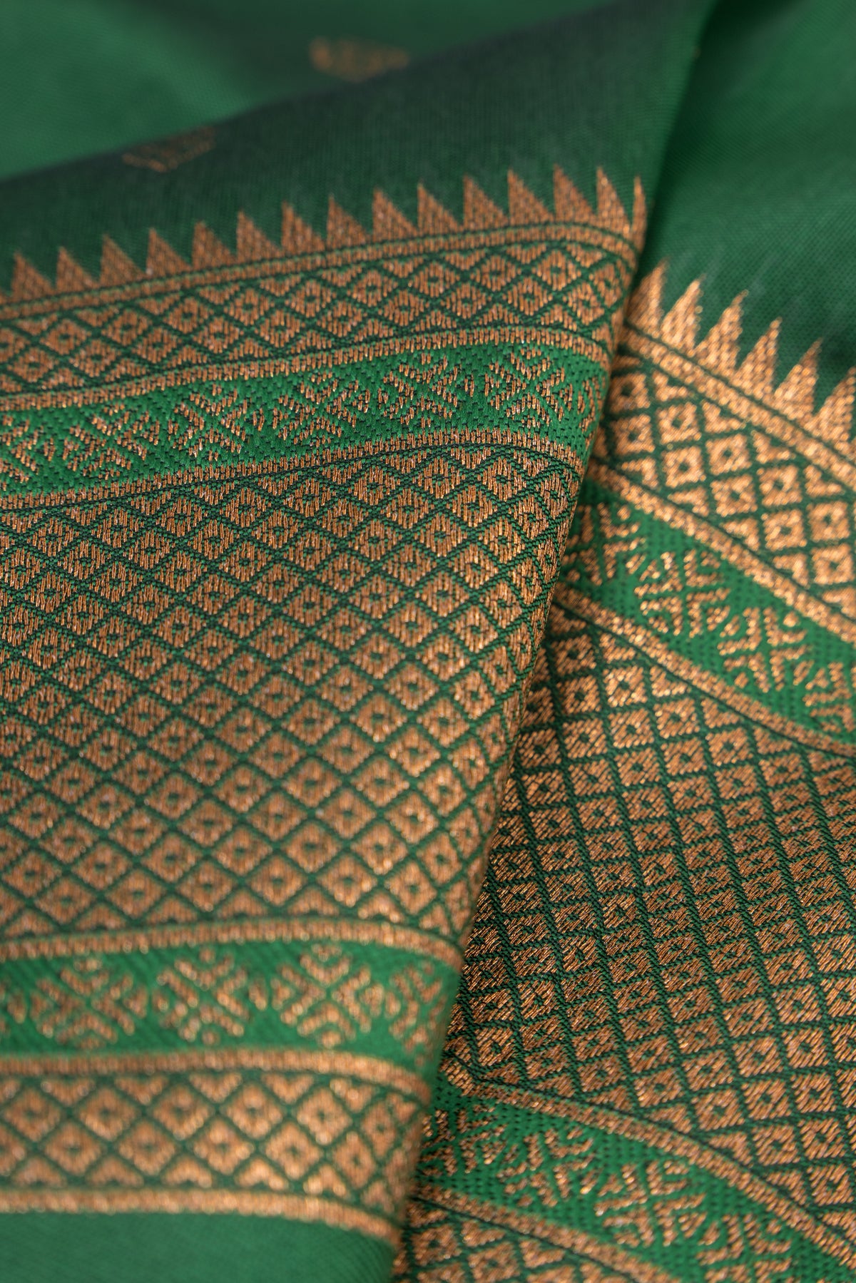 Emerald Green Apurva Silk Paithani Saree with Meena butti, gold zari and Ṣaṭmayūrapallu