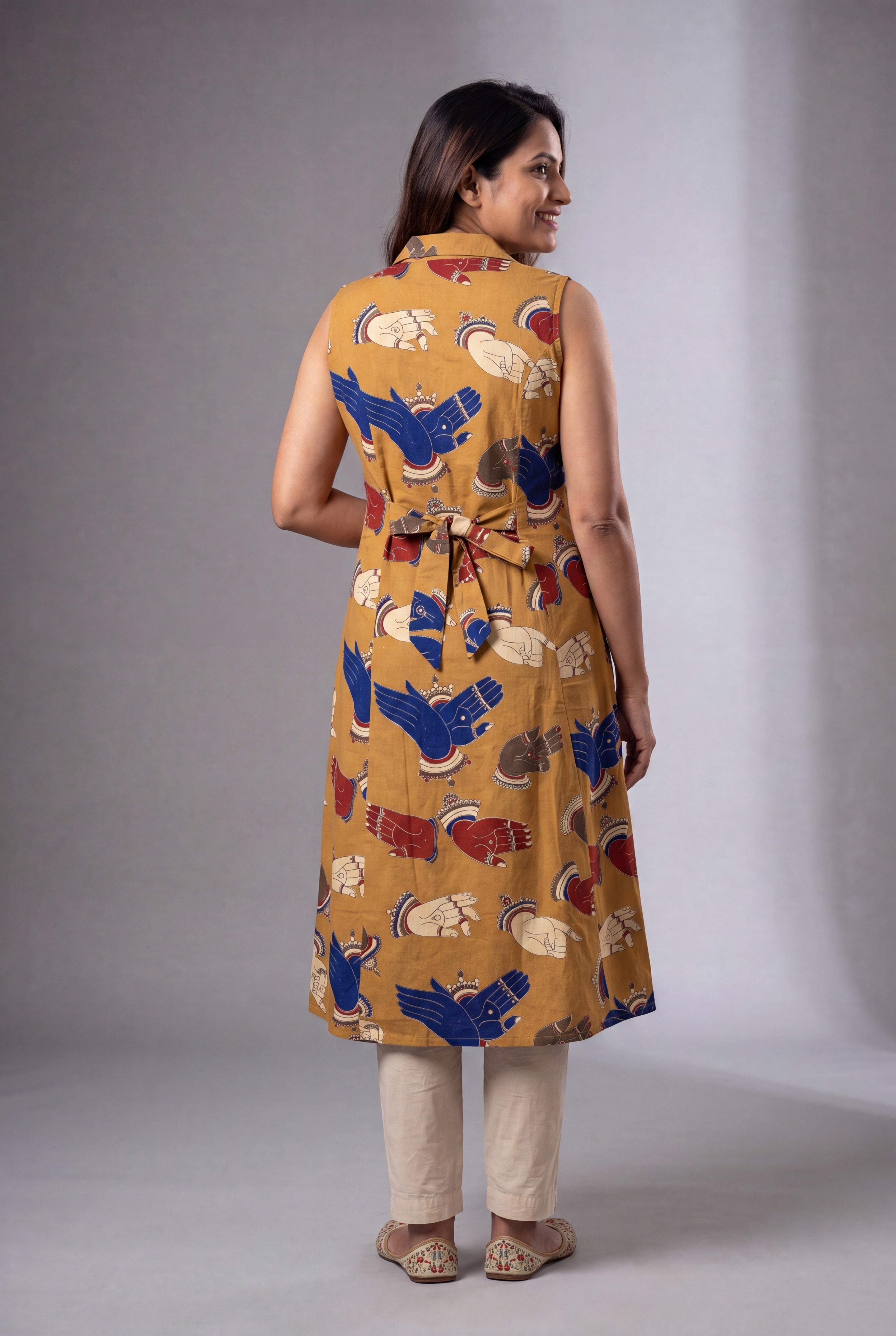 Mustard Sukumāra Kurti with Hasta print